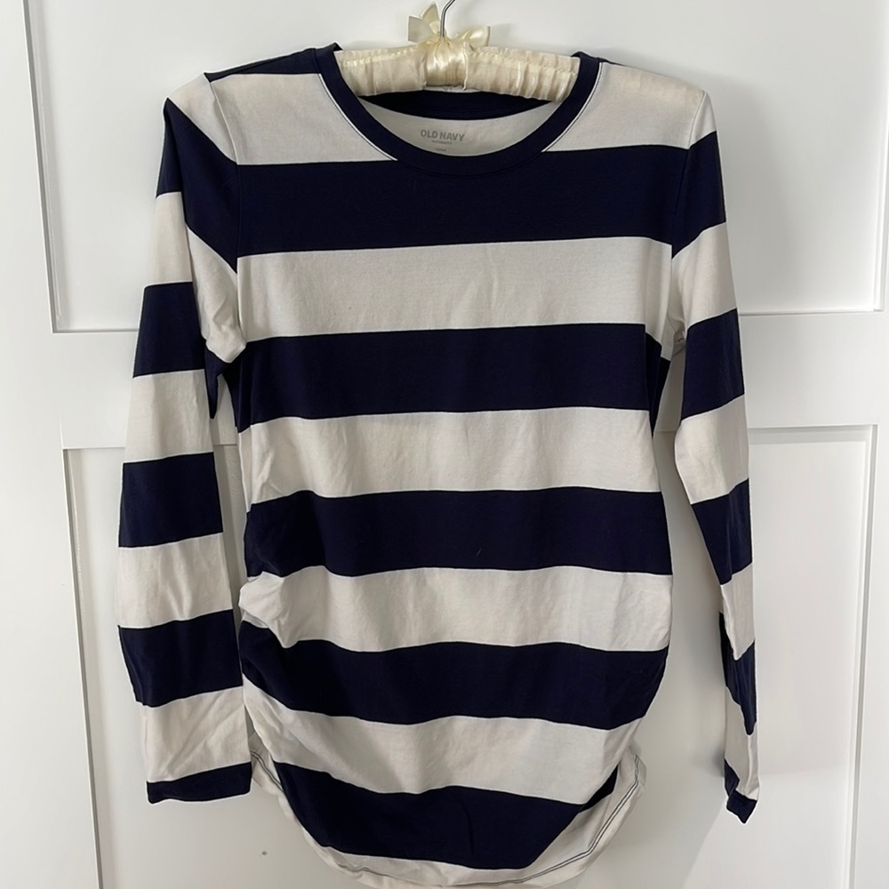 Old Navy maternity long sleeved fitted t-shirt. Size medium.